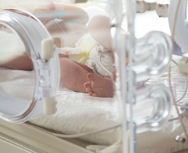 Photo d'un bébé en réanimation néonatale